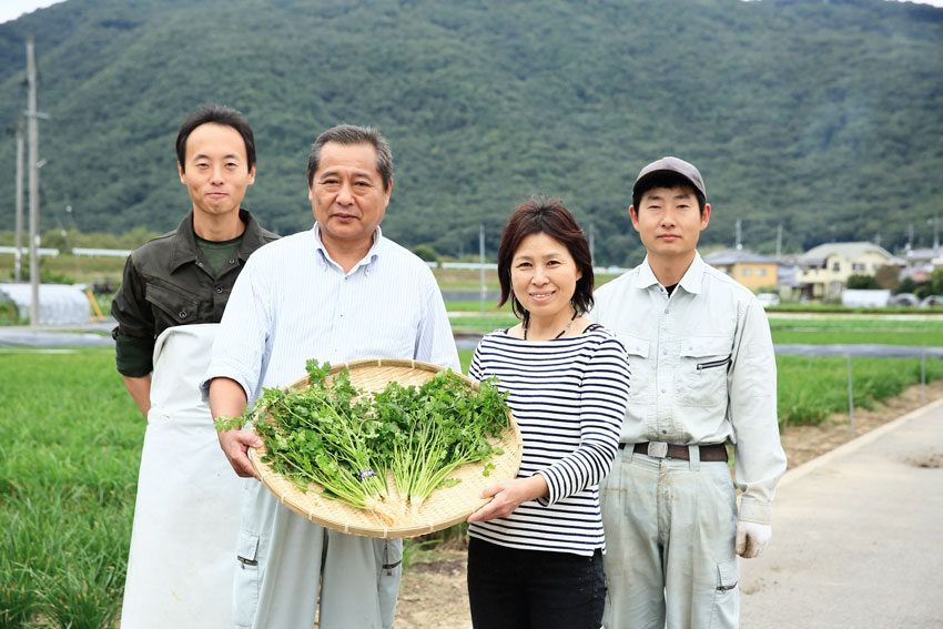 小髙誠一郎さん（左から2番目）。奥様、息子さんらとみんなで作業に励んでいる。